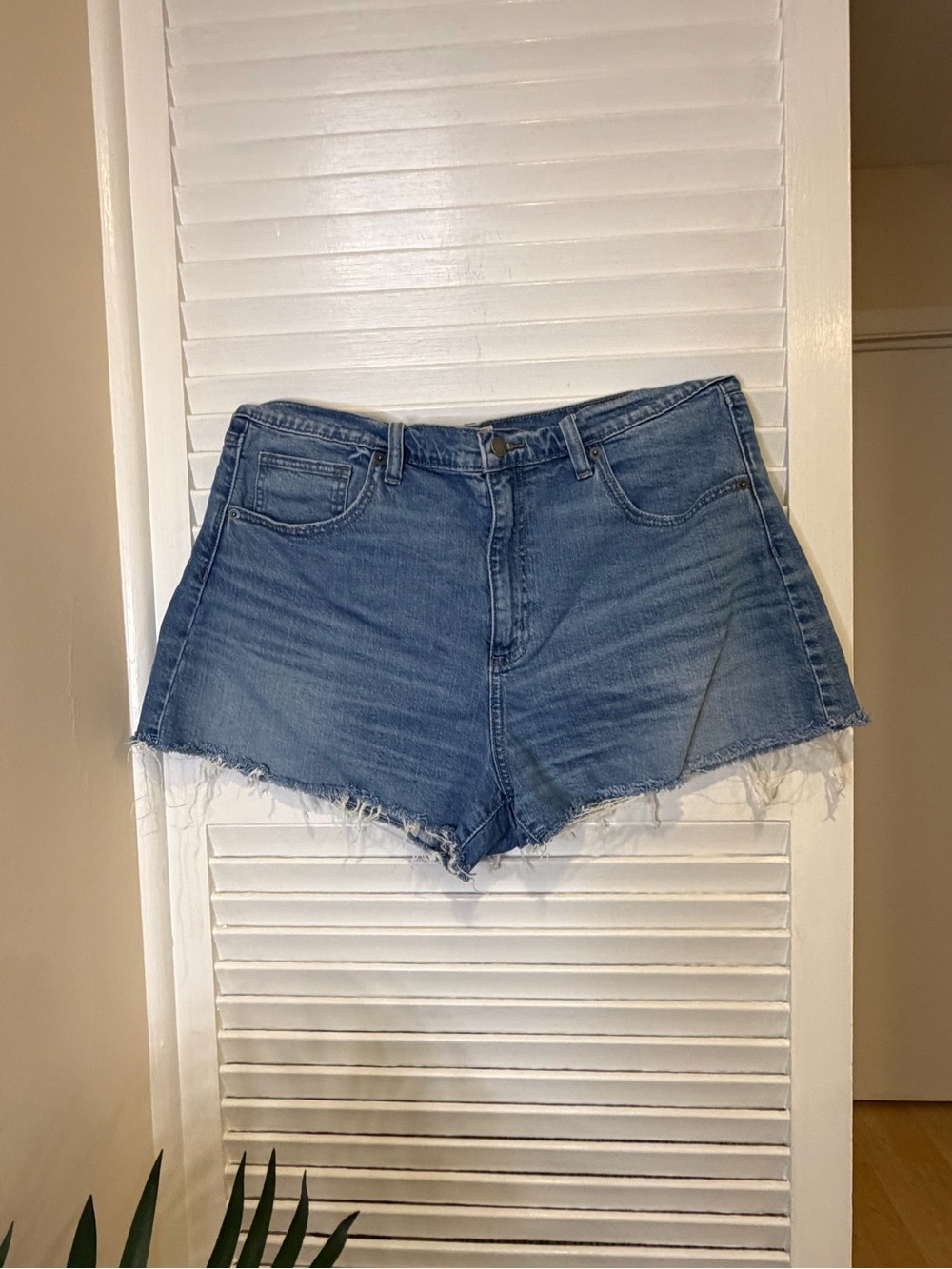 Universal Thread 90s Cutoff Denim Shorts Blue Raw Hem Button Closure Size 16
